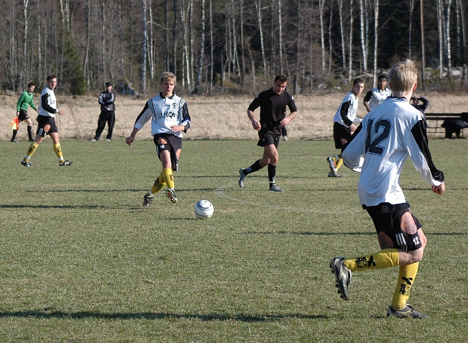 2005_0424_04.jpg - Södras mittfältare nr.14 Jakob Fransson och nr.12 Martin Haglind i samarbete.